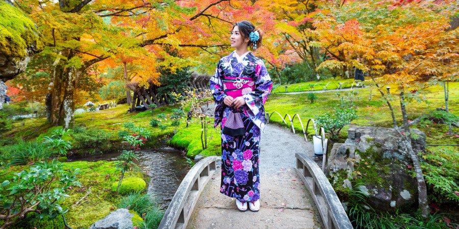 Donna giapponese in abiti tradizionali
